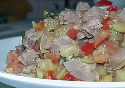 Мясной салат с баклажанами и болгарским перцем