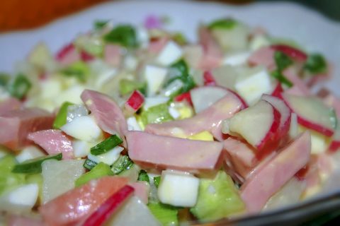 Деревенский салат из овощей и колбасы