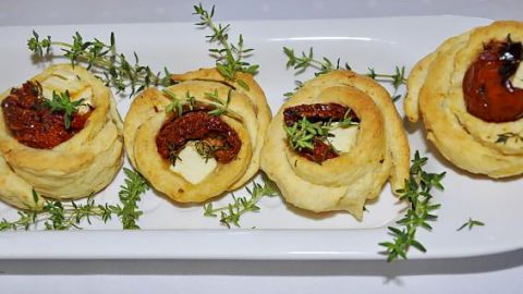 Закусочные тарталетки с моцареллой, вялеными помидорами и тимьяном