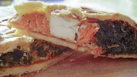 Пирог с лососем, шпинатом и фетой