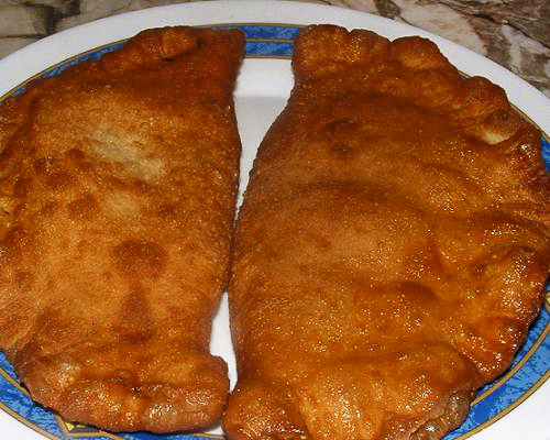 Рецепт: Чебуреки - Из дрожжевого теста, с начинкой из двух сортов сыра