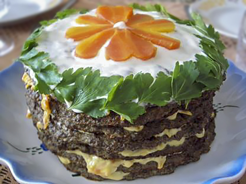 Печеночный торт с овощами и сырным соусом