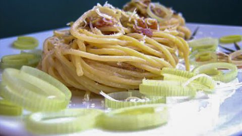Спагетти карбонара с пореем