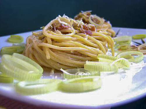 Спагетти карбонара с пореем