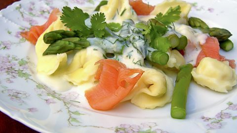 Тортеллини со спаржей и копченой семгой в сырном соусе