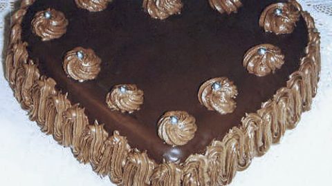 Торт на кефире и варенье с шоколадной глазурью