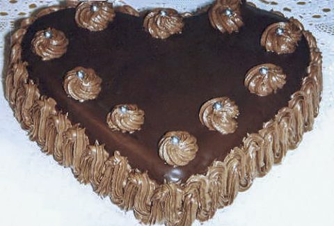 Торт на кефире и варенье с шоколадной глазурью