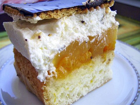 Бисквитный торт с апельсиновой начинкой и взбитыми сливками
