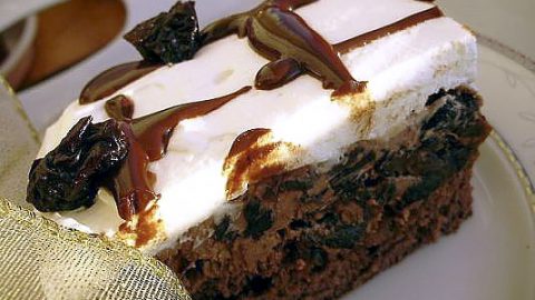 Бисквитный торт с шоколадно-ореховой пастой и черносливом