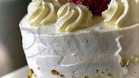 Бисквитный торт со сливками и клубникой