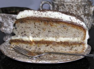 Бисквитный торт с вареной сгущенкой и кремом из белого шоколада