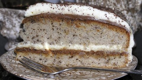Бисквитный торт с вареной сгущенкой и кремом из белого шоколада