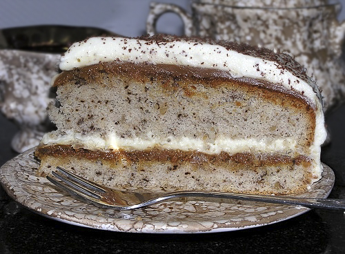 Бисквитный торт с вареной сгущенкой и кремом из белого шоколада — Cook-Talk