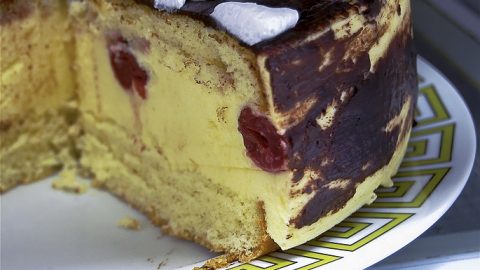 Бисквитный торт с вишней, молочным суфле и шоколадной глазурью