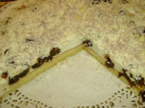 Бисквитный торт с творожным кремом и черносливом