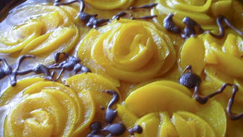 Бисквитный торт со сметанным кремом и консервированными персиками