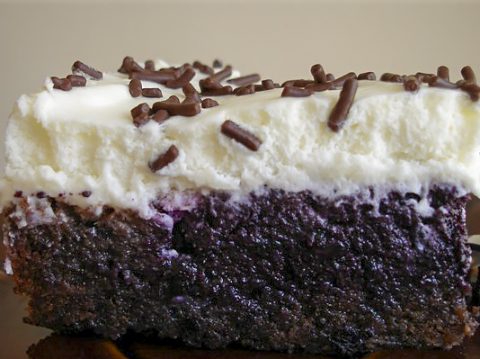 Шоколадно-ореховый торт с ягодами и взбитыми сливками