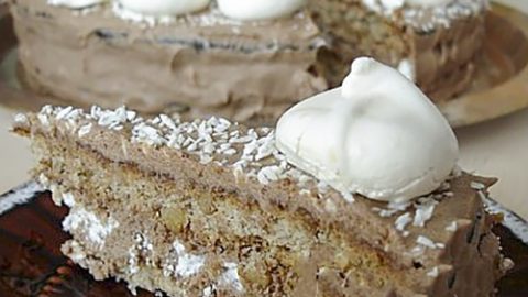 Торт с орехами, меренгой и масляным кремом