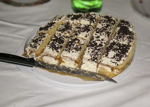 Бисквитный торт на йогурте со взбитыми сливками