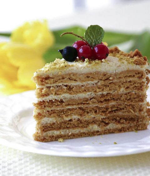 Медовый торт с кремом из варёной сгущёнки («Рыжик»)