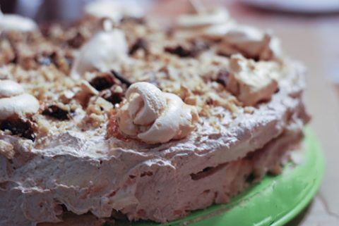Меренговый торт с орехами и черносливом (“Графские развалины”)