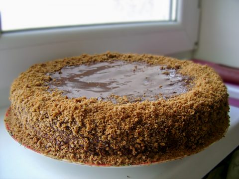 Медовый торт с заварным кремом и шоколадной глазурью