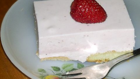 Творожно-клубничный торт без выпекания