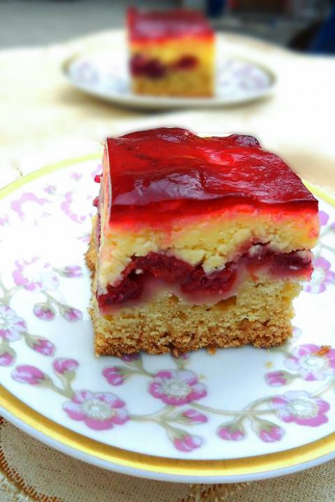 Творожный пирог с вишней и вишневым желе