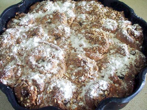 Дрожжевой пирог с начинкой из орехов и маскарпоне