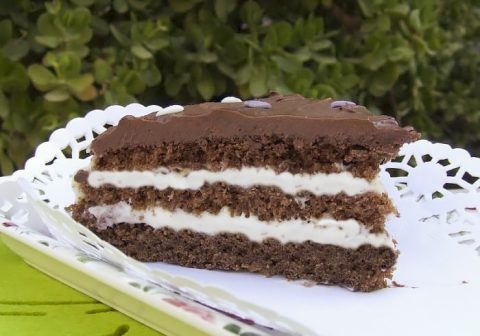 Шоколадный торт с кремом лежер