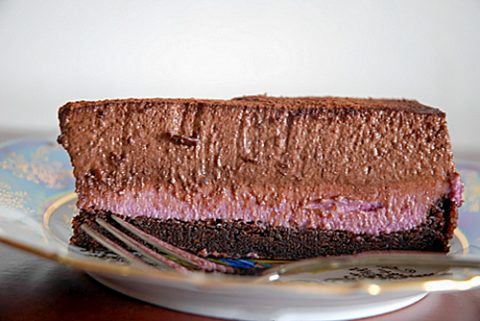 Муссовый торт с шоколадом и лесными ягодами