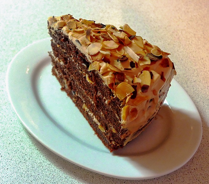 Шоколадный торт с миндалем