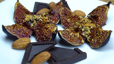 Инжир, фаршированный орехами и шоколадом